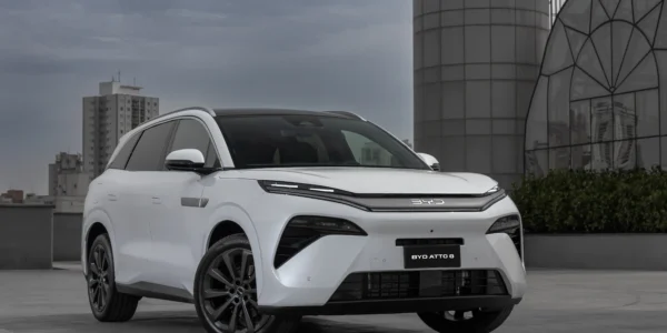 BYD Atto 8 chega ao Brasil para desafiar SUVs grandes de sete lugares