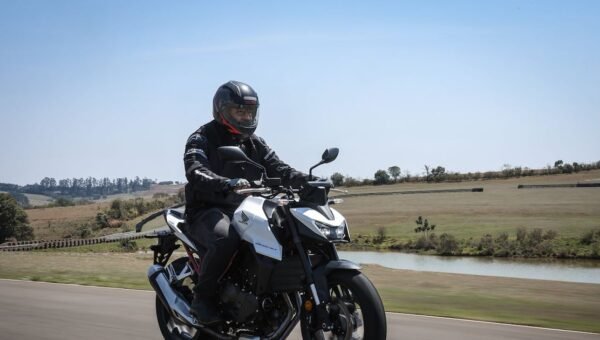 Honda CB750 Hornet 2026 estreia nova fase da lendária esportiva
