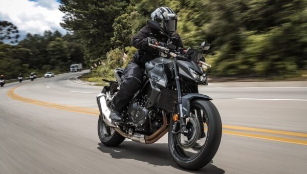 Honda CB750 Hornet: a naked mais dócil que você pode ter; veja o teste