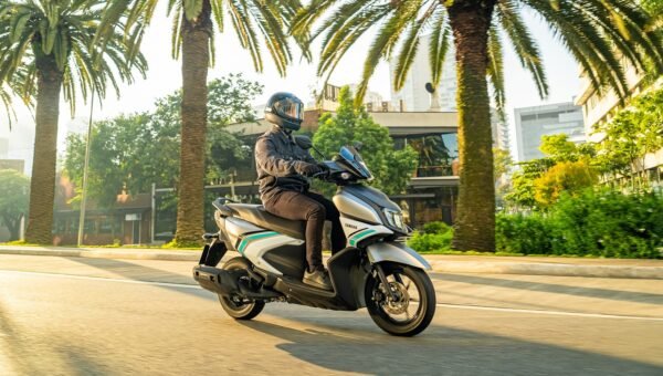 Modelos híbridos impulsionam demanda por motos eletrificadas