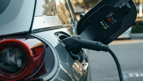 Onde recarregar o carro elétrico? Brasil pode atrair US$ 1 bi em investimentos em eletropostos
