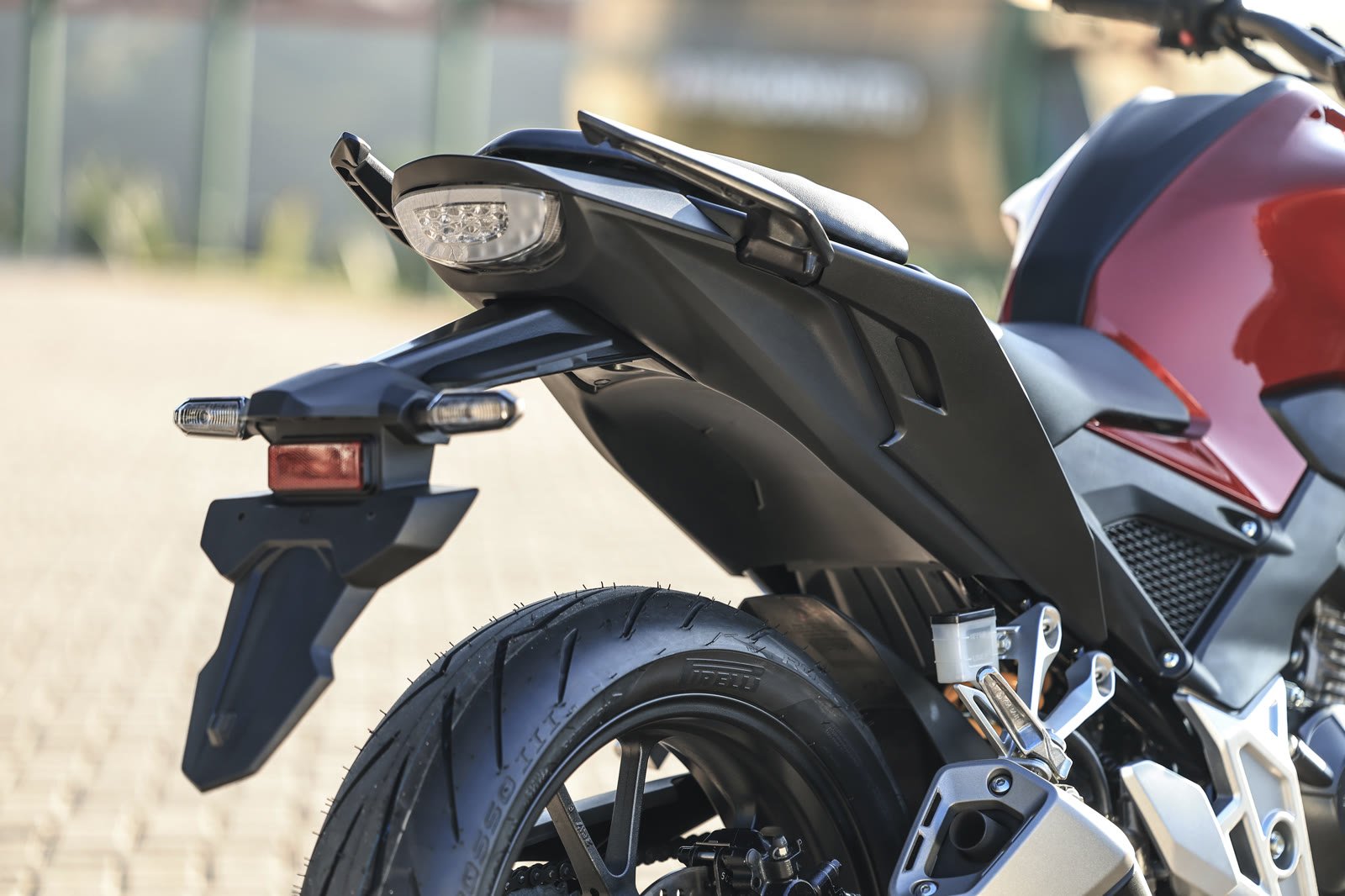 Traseira em LED e pneu Pirelli Diablo Rosso III da CB300F Twister 2027