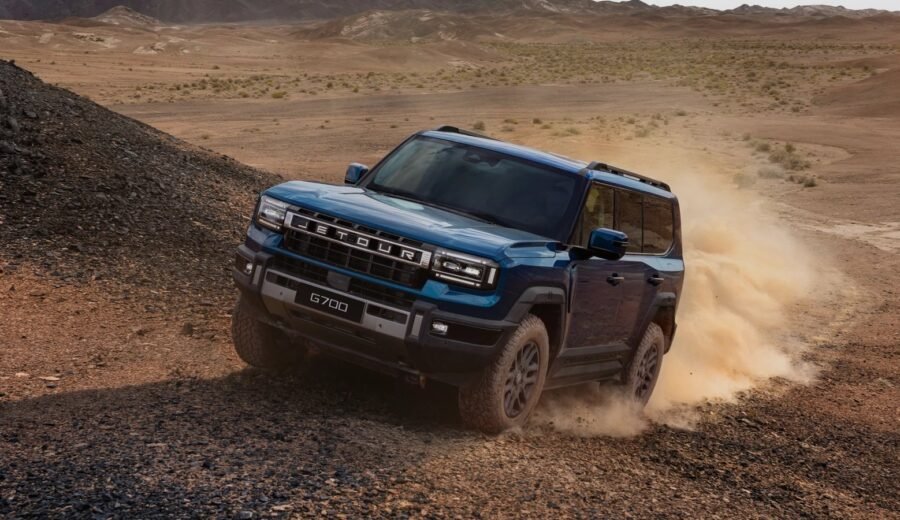Jetour G700 azul em trilha de cascalho
