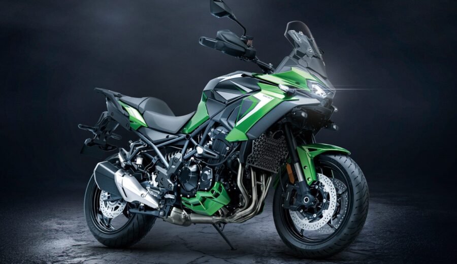 Kawasaki Versys 900 2027 verde em estúdio