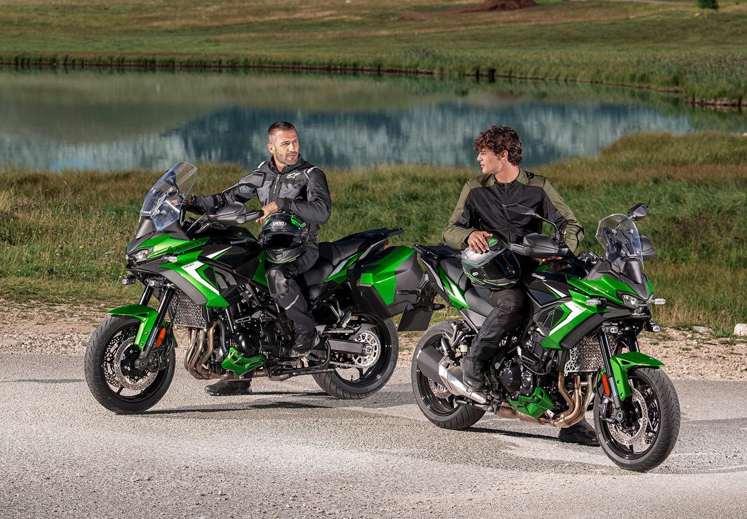 Duas Kawasaki Versys 900 2027 paradas em estrada de montanha