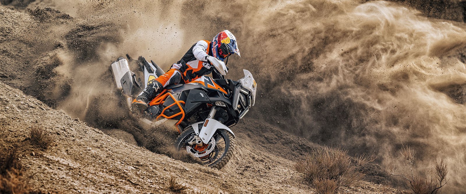 KTM 1390 Super Adventure R em terreno de areia