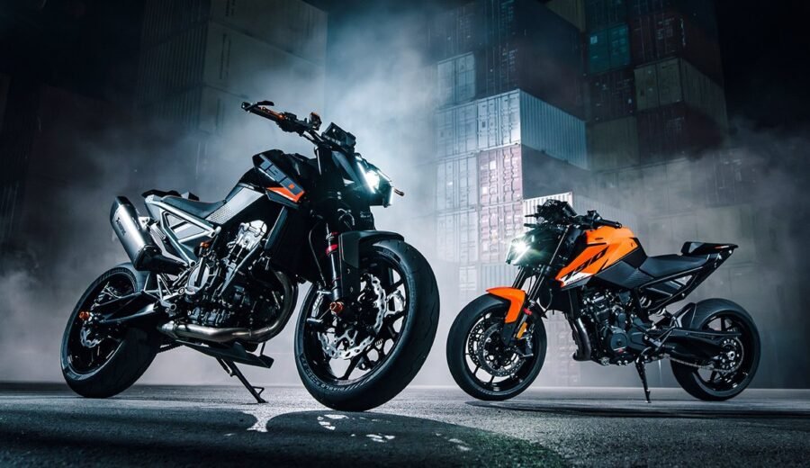 Duas KTM 790 Duke 2027, uma preta e uma laranja