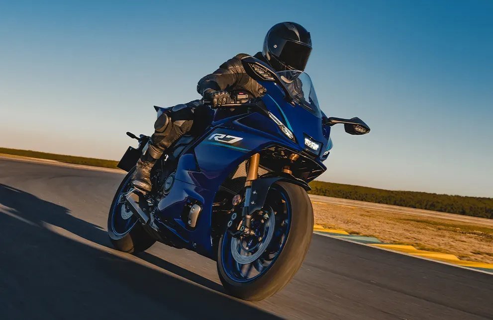 Yamaha R7 em movimento na pista